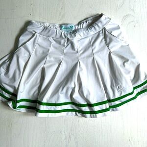 Boast white tennis skirt. Size Medium but shrunk. Absolutely a size XS/s.